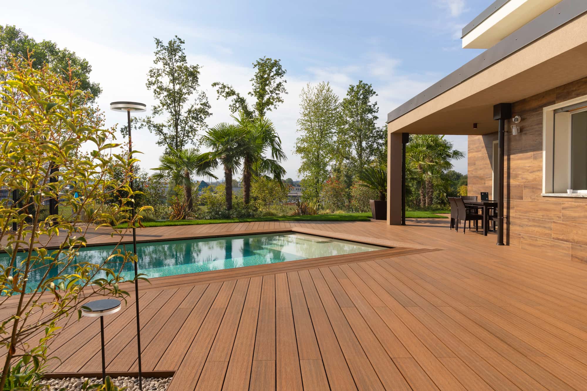 Pavimento per esterno a bordo piscina in Ultrashield by Déco, colore teak.