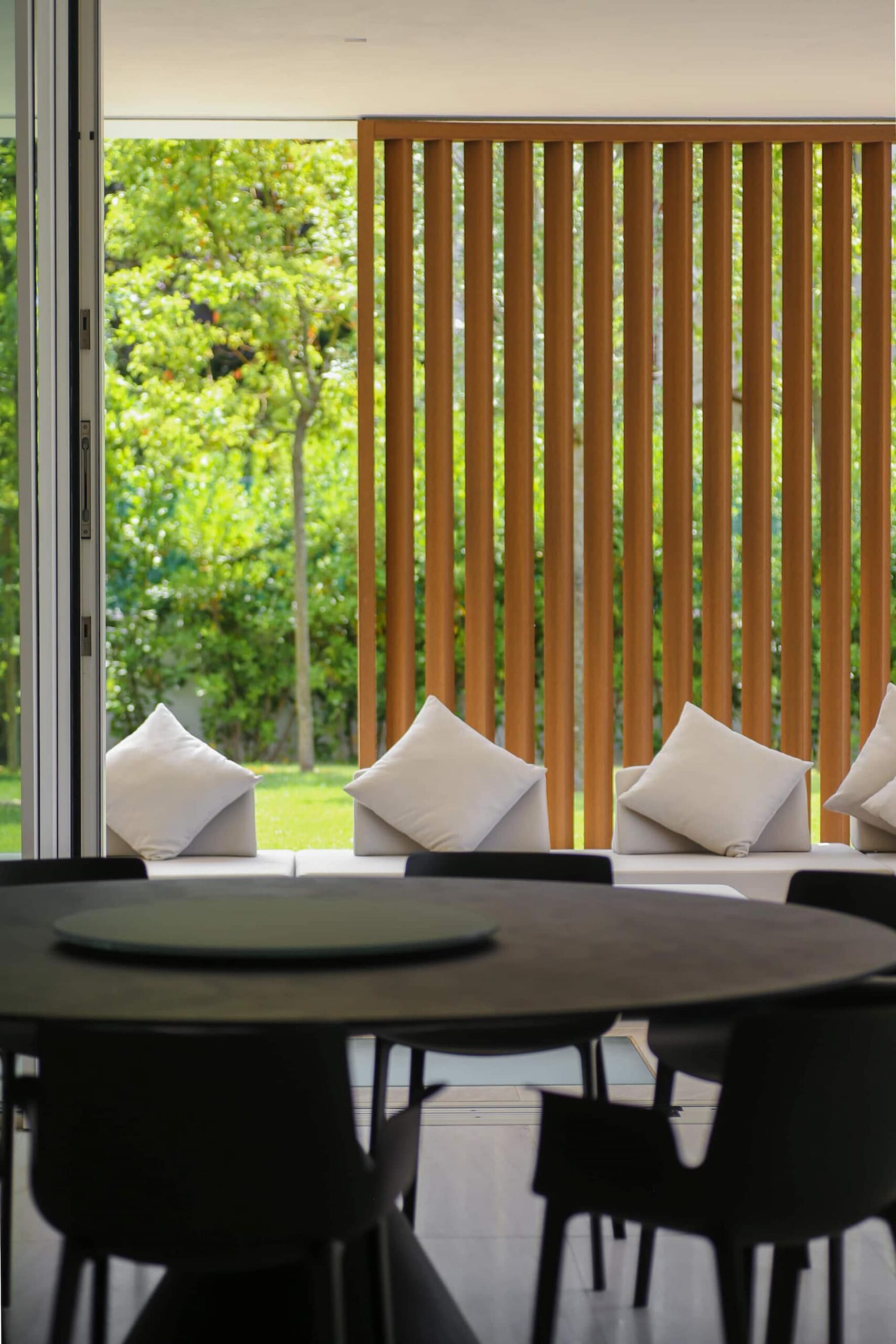 Schermata frangisole in legno composito Ultrashield by Déco su pannello scorrevole in veranda