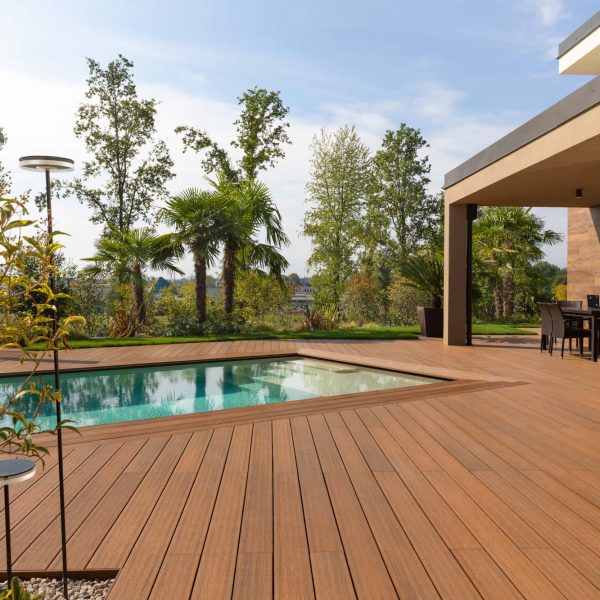Pavimento per esterno a bordo piscina in Ultrashield by Déco, colore teak.